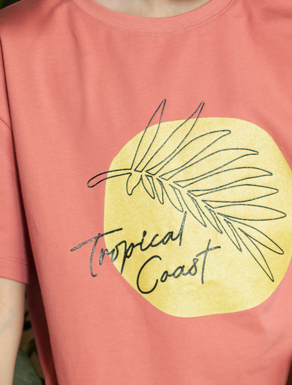 картинка Футболка для девочки коралл_tropical_coast от магазина Одежда+
